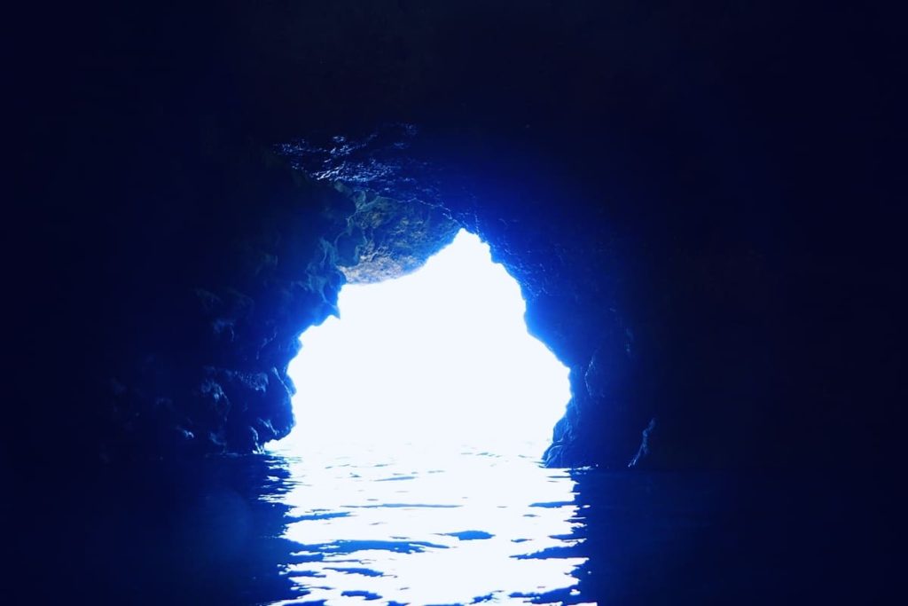 日本沖繩的青之洞窟