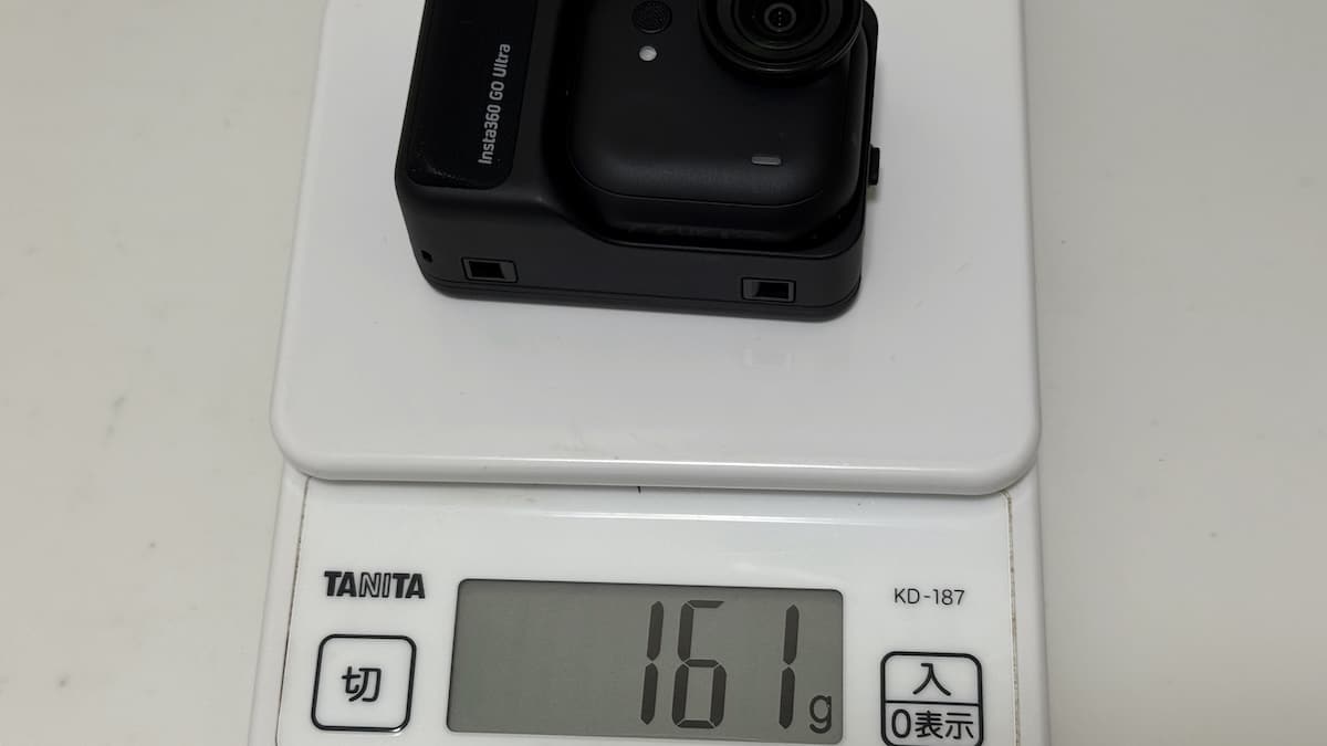 Insta360 Go Ultra 連同機座大約161公克