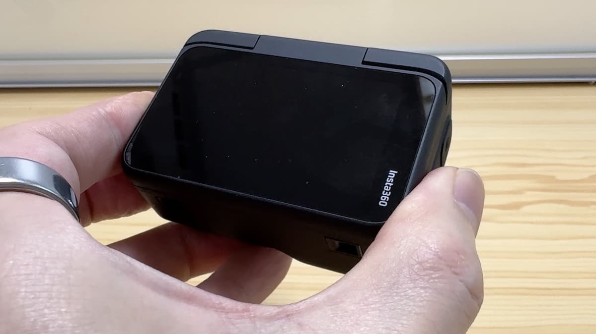 Insta360 Go Ultra 背面有一個蠻大的螢幕