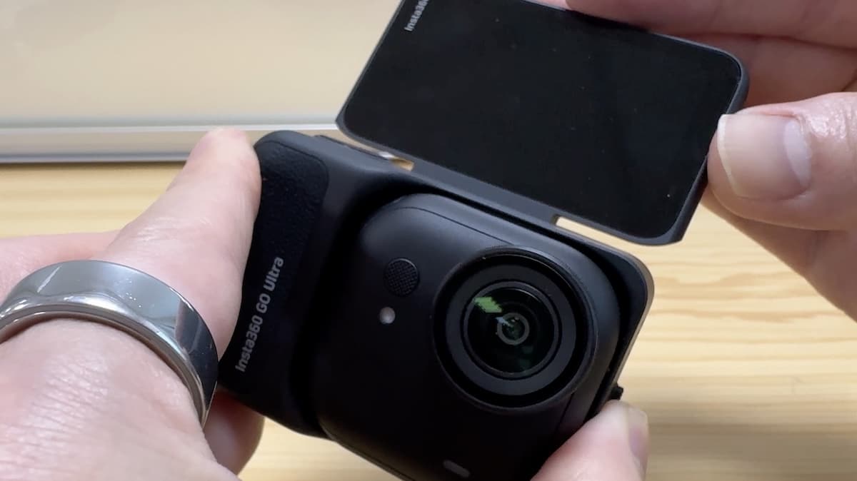 Insta360 Go Ultra 螢幕還可以翻轉，自拍