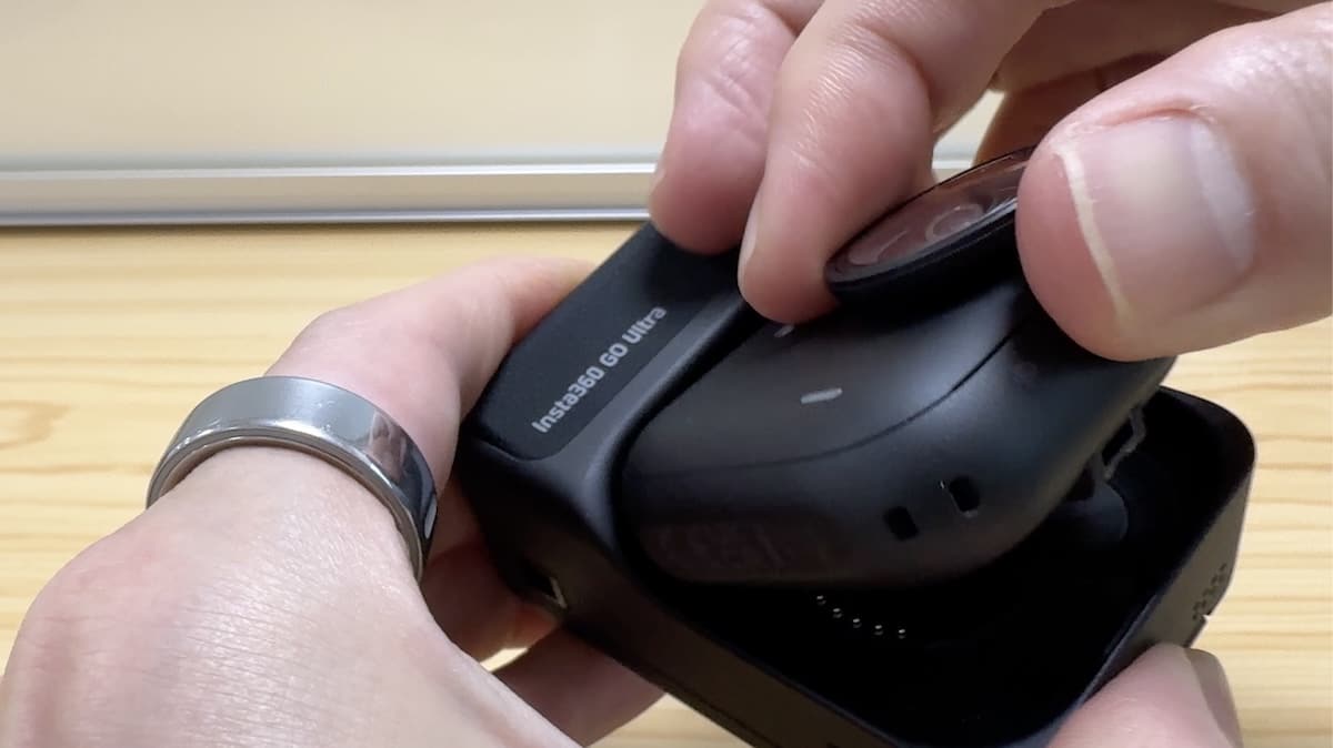 Insta360 Go Ultra 按下機座上的解鎖鈕，就可以把相機機身拆下來