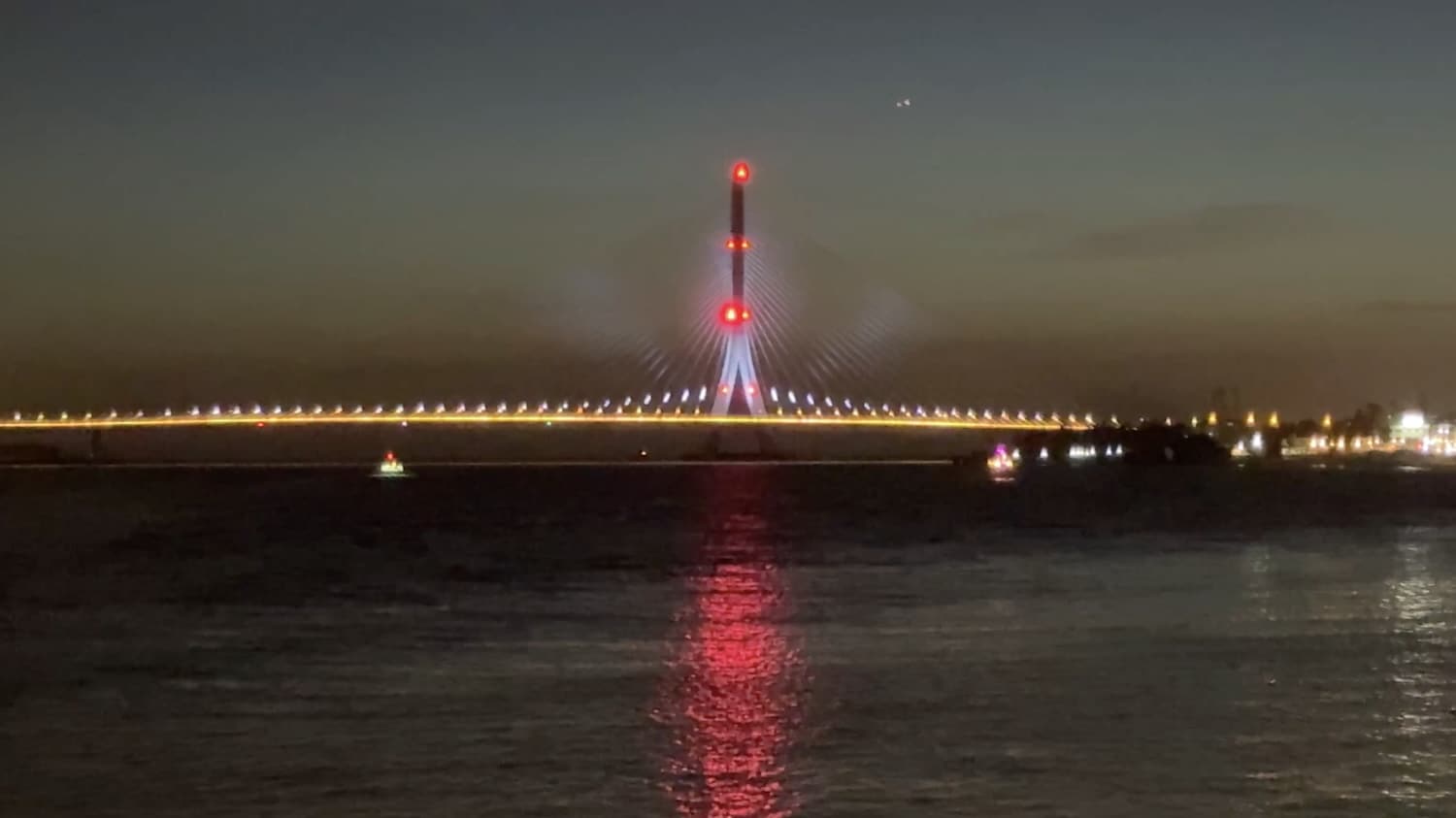 Luna Ultra vs iPhone 夜景左右對比
