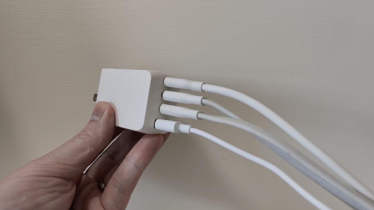 四孔的 PD 快速充電器，三個 USB-C 加一個 USB-A