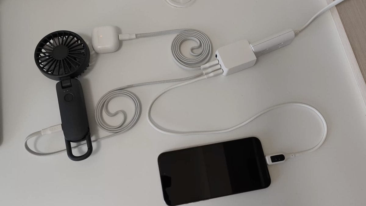 iPhone 、 AirPods 、手持電風扇和筆電，四台一起充