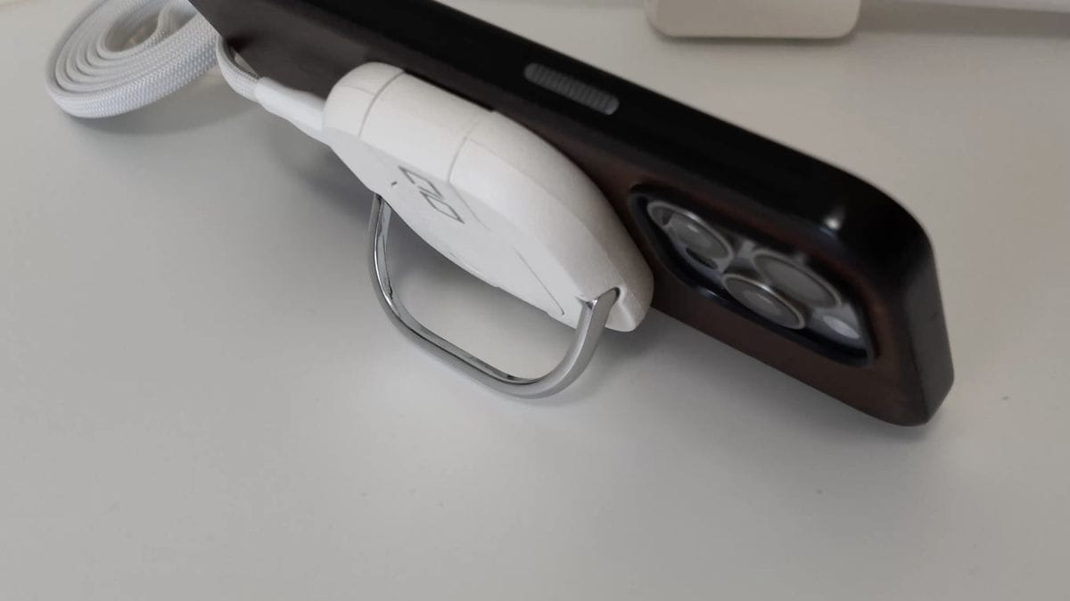 吸在手機背面，也能當指環支架