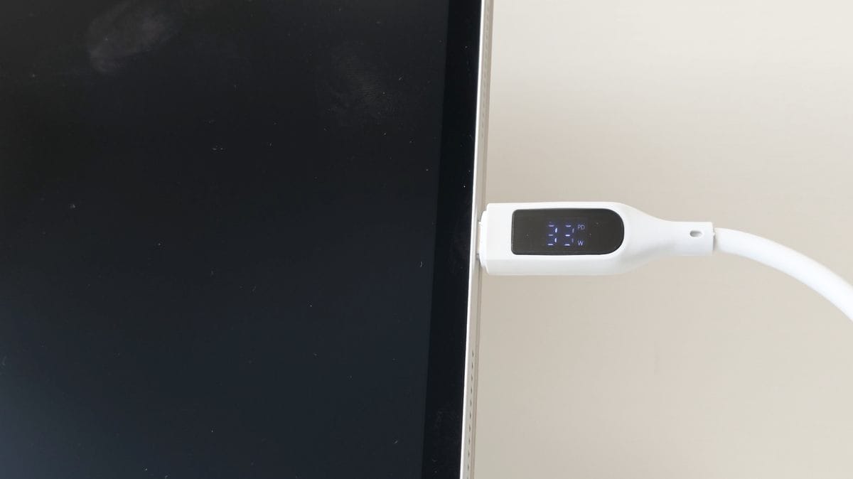 充電線上的液晶，會顯示現在的瓦數