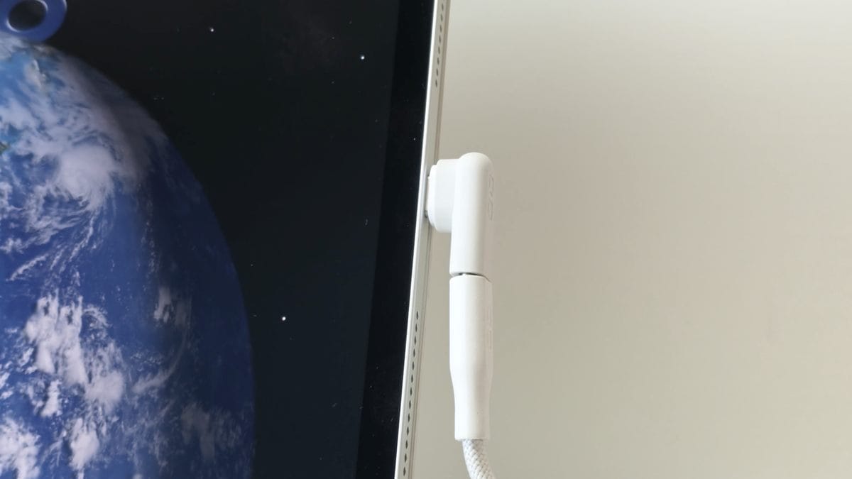 L 型轉接頭裝在 iPad Pro 上