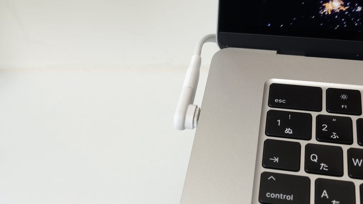 裝在 MacBook Air 上，充電線一秒就能拿下來
