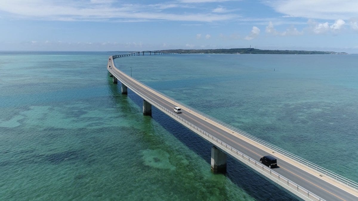 伊良部大橋 橋下的藍色海水