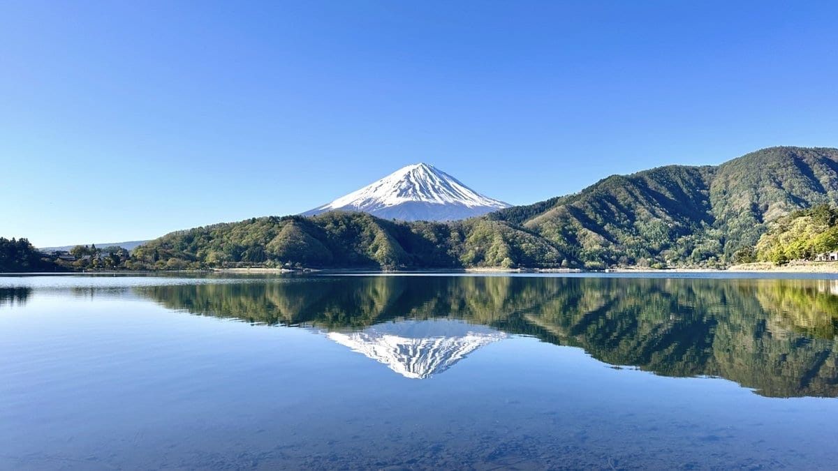 富士五湖 倒映在湖面上的富士山