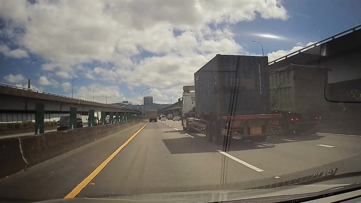 台灣高速公路上的大型貨櫃車