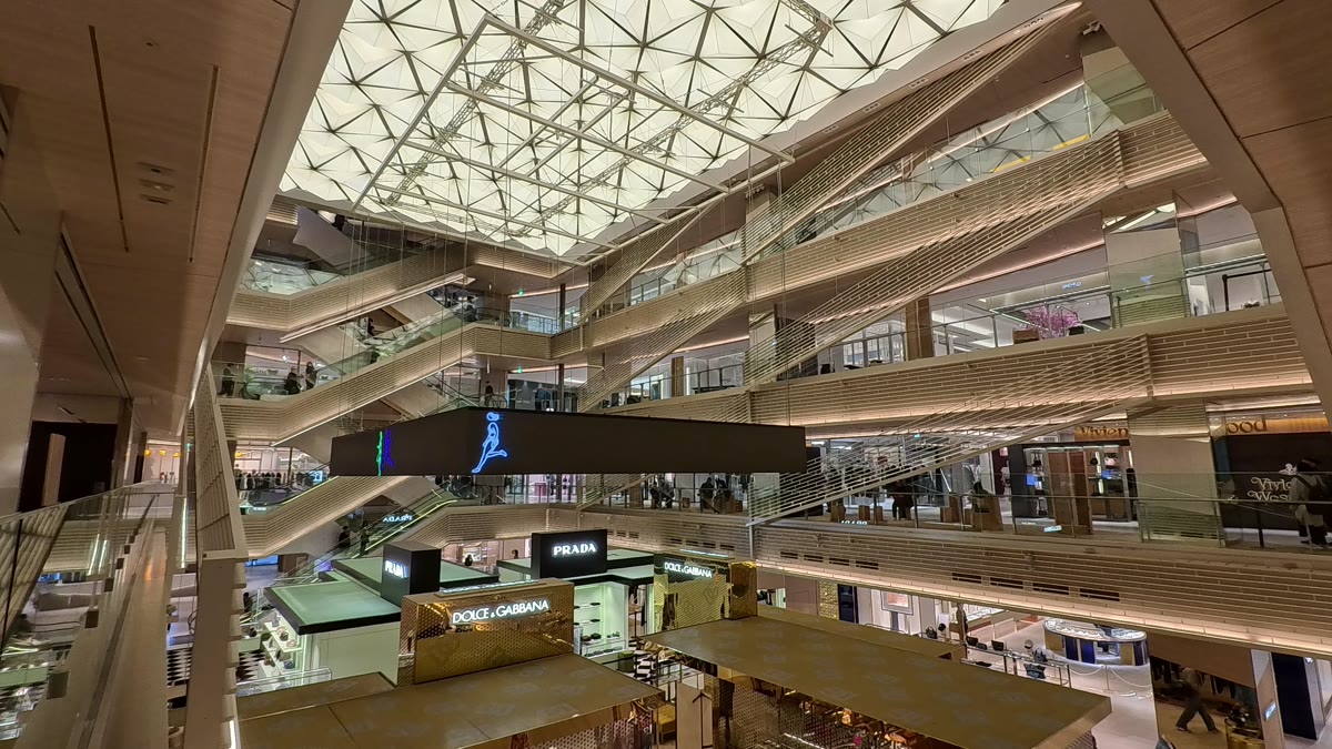 GINZA SIX館內的挑高空間