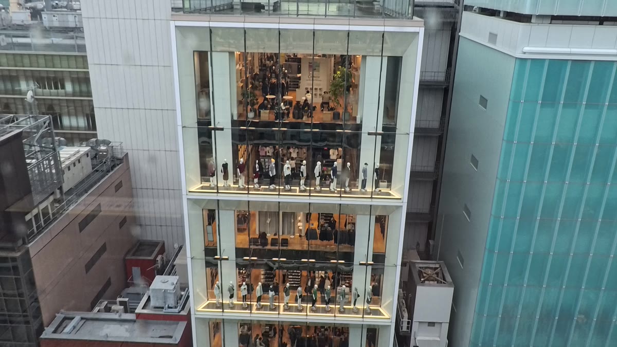 從GINZA SIX花園看到的UNIQLO銀座店