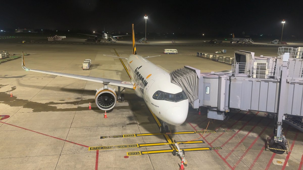 晚上在桃園機場準備出發的臺灣虎航飛機